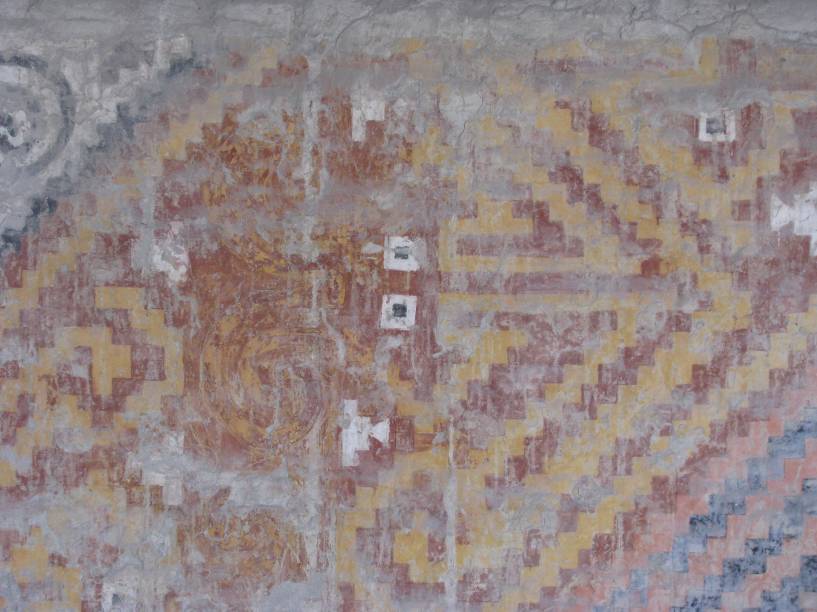 Pintura policromada em relevo no interior dos templos de El Brujo