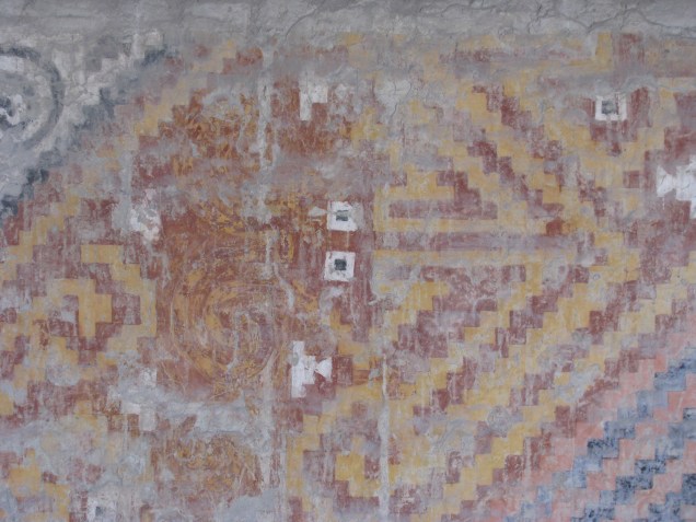 Pintura policromada em relevo no interior dos templos de El Brujo