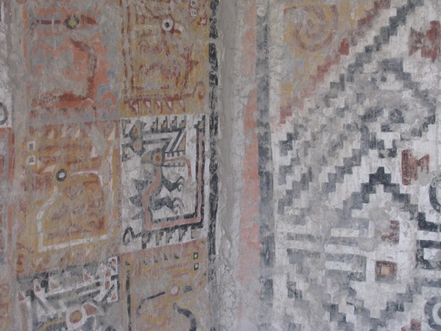 Pintura policromada em alto relevo no interior dos templos de El Brujo