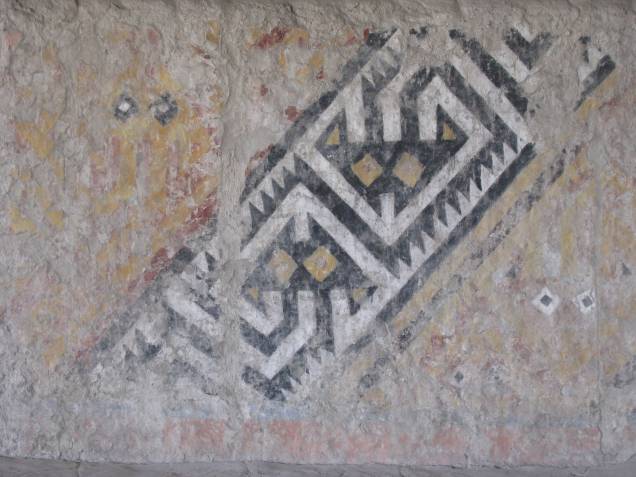 Detalhes da pintura policromada que cobre desenhos em alto relevo nas paredes dos templos de El Brujo Detalhes da pintura policromada que cobre desenhos em alto relevo nas paredes dos templos de El Brujo