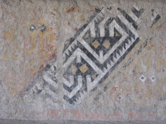 Detalhes da pintura policromada que cobre desenhos em alto relevo nas paredes dos templos de El Brujo