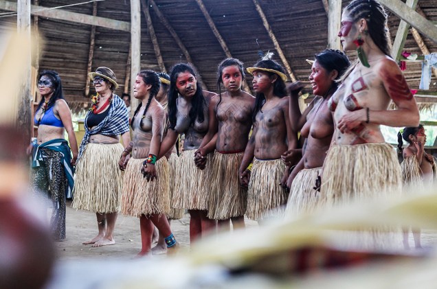 Turistas e índias em cerimonia na Aldeia Mutum, Acre