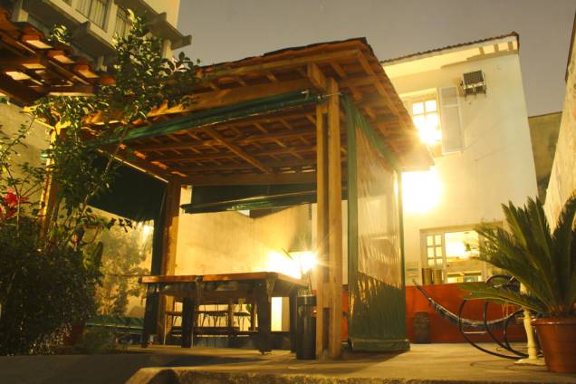 <a href="https://viajeaqui.abril.com.br/estabelecimentos/br-sp-sao-paulo-hospedagem-vila-madalena-hostel" rel="Vila Madalena Hostel" target="_blank"><strong>Vila Madalena Hostel</strong></a> Diárias: a partir de R$ 45 Localizado a 2 quadras da Praça Benedito Calixto, o diferencial do albergue é a arte e o design – algumas áreas do hostel são decoradas com pinturas e grafites de hóspedes e também há um hall com fotos ampliadas das principais atrações do bairro junto com instalações de arte inspiradas no dia a dia dos mochileiros. Tudo isto convivendo em harmonia com os móveis rústicos. Também há uma área externa com mesa de sinuca onde o jazz rola solto. Wi-fi, armários individuais, cozinha e pão de queijo até o meio-dia são outros serviços e facilidades do local. <strong>Onde: </strong>R. Francisco Leitão, 686 (V. Madalena); <strong>tel: </strong>(11) 3034-4104 (<a href="https://vilamadalenahostel.com.br" rel="vilamadalenahostel.com.br" target="_blank">vilamadalenahostel.com.br</a>) <a href="https://viajeaqui.abril.com.br/estabelecimentos/br-sp-sao-paulo-hospedagem-vila-madalena-hostel" rel="Vila Madalena Hostel" target="_blank"><strong>Vila Madalena Hostel</strong></a> Diárias: a partir de R$ 45 Localizado a 2 quadras da Praça Benedito Calixto, o diferencial do albergue é a arte e o design – algumas áreas do hostel são decoradas com pinturas e grafites de hóspedes e também há um hall com fotos ampliadas das principais atrações do bairro junto com instalações de arte inspiradas no dia a dia dos mochileiros. Tudo isto convivendo em harmonia com os móveis rústicos. Também há uma área externa com mesa de sinuca onde o jazz rola solto. Wi-fi, armários individuais, cozinha e pão de queijo até o meio-dia são outros serviços e facilidades do local. <strong>Onde: </strong>R. Francisco Leitão, 686 (V. Madalena); <strong>tel: </strong>(11) 3034-4104 (<a href="https://vilamadalenahostel.com.br" rel="vilamadalenahostel.com.br" target="_blank">vilamadalenahostel.com.br</a>)