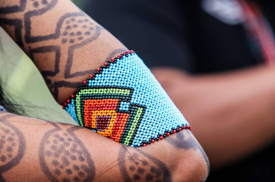 Pintura corporal e artesanato de misanga dos Yawanawás, Aldeia Mutum, Acre Pintura corporal e artesanato de misanga dos Yawanawás, Aldeia Mutum, Acre