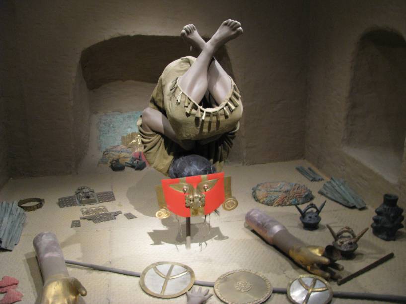 Reprodução de um dos enterros da elite sicán nas tumbas leste e oeste de Huaca El Loro: personagem foi encontrado de cabeça para baixo com máscara na posição convencional