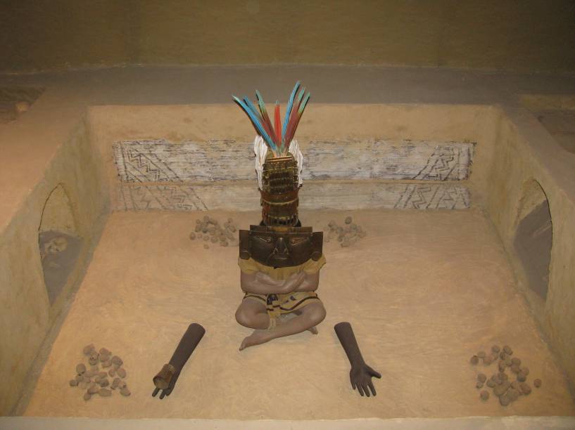 Reprodução de enterro da elite sicán encontrado na Huaca El Loro