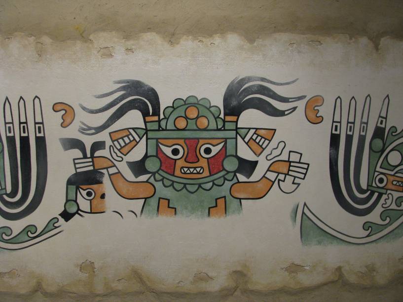 Pintura mural de Naylamp, o deus principal da cultura sicán. Em uma mão ele empunha o tumi, faca ritual posteriormente adotada pelos incas; na outra, exibe a cabeça de um inimigo sacrificado