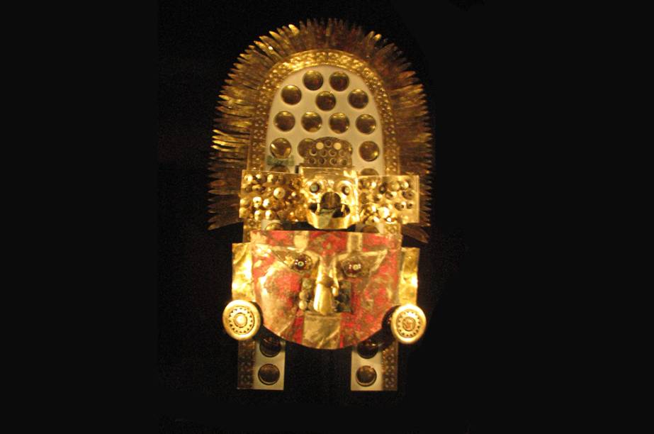 Máscara mortuária, ou tocado ritual, do Senhor de Sicán: peça trabalhada em ouro com incrustação de esmeralda nos olhos