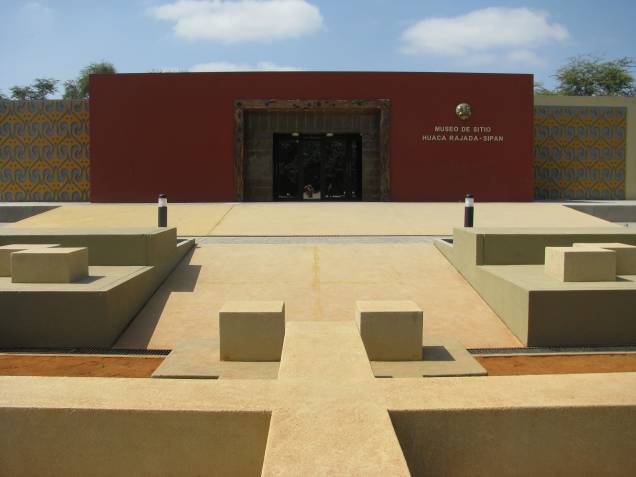 Fachada do Museu de Sítio Huaca Rajada-Sipán Fachada do Museu de Sítio Huaca Rajada-Sipán