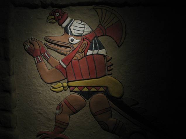 Na cultura moche há seres mitológicos como o deus metade iguana e metade homem, o mensageiro do mundo dos vivos e dos mortos Na cultura moche há seres mitológicos como o deus metade iguana e metade homem, o mensageiro do mundo dos vivos e dos mortos