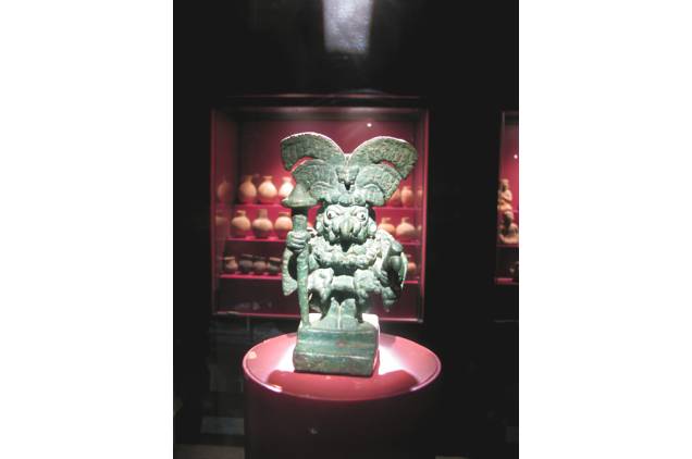 A coruja aparece em ornamentos trabalhados em diferentes materiais: animal associado à sabedoria e aos curandeiros, xamãs e líderes espirituais moches A coruja aparece em ornamentos trabalhados em diferentes materiais: animal associado à sabedoria e aos curandeiros, xamãs e líderes espirituais moches