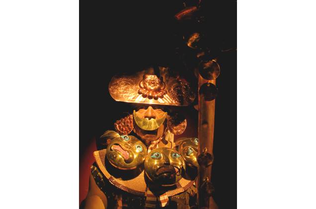 Representação de líder moche no Museu Huaca Rajada-Sipán: personagens importantes utilizavam narigueras de ouro para manter em sigilo seu estado de ânimo Representação de líder moche no Museu Huaca Rajada-Sipán: personagens importantes utilizavam narigueras de ouro para manter em sigilo seu estado de ânimo