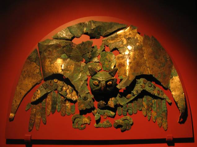 Fragmentos de uma coroa em forma de coruja, ornamento usado por líderes espirituais do povo moche
