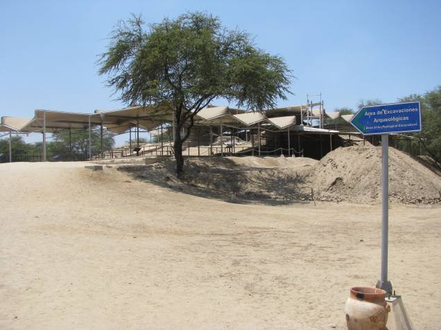 Entrada para o Santuário Mochica de Sipán, Huaca Rajada Entrada para o Santuário Mochica de Sipán, Huaca Rajada