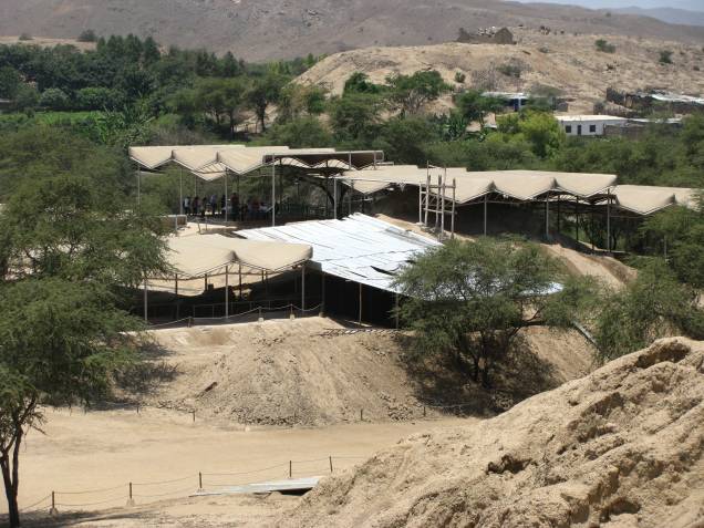 Vista para o Santuário Mochica de Sipán, Huaca Rajada Vista para o Santuário Mochica de Sipán, Huaca Rajada