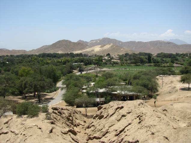 Vista para o Santuário Mochica de Sipán, Huaca Rajada Vista para o Santuário Mochica de Sipán, Huaca Rajada