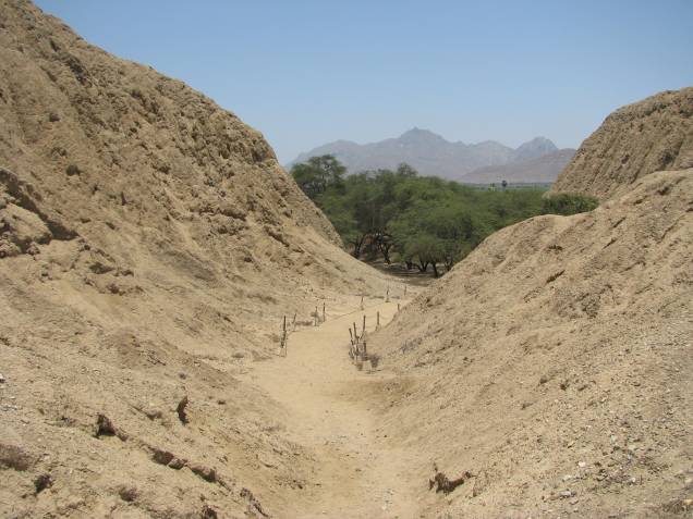 Trilha no complexo arqueológico Huaca Rajada Trilha no complexo arqueológico Huaca Rajada