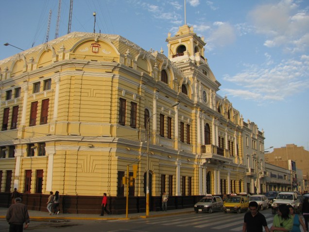 A cidade de Chiclayo, localizada ao norte do Peru, preserva um ar interiorano fascinante, mas com ba infraestrutura para receber os turistas. O Palácio Municipal, sede da prefeitura da cidade, é uma de suas atrações