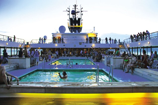 O convés do navio é repleto de piscinas