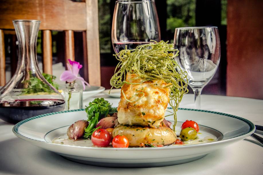 Bacalà de là Famiglia (lombo de bacalhau Gadus Morhua confitado com azeite de oliva, servido com batatas ao murro, legumes e crocante de alho poró) do restaurante Rosmarinus Officinalis, em Visconde de Mauá, Rio de Janeiro