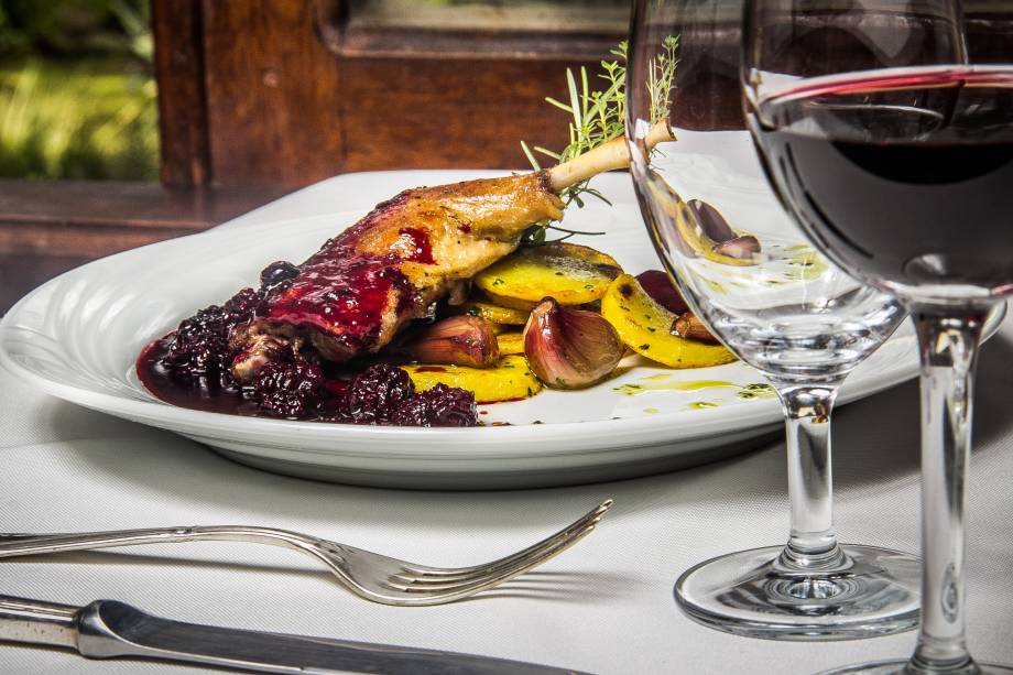 Confit de pato com molho de amora e batatas douradas do restaurante Rosmarinus Officinalis, em Visconde de Mauá, Rio de Janeiro