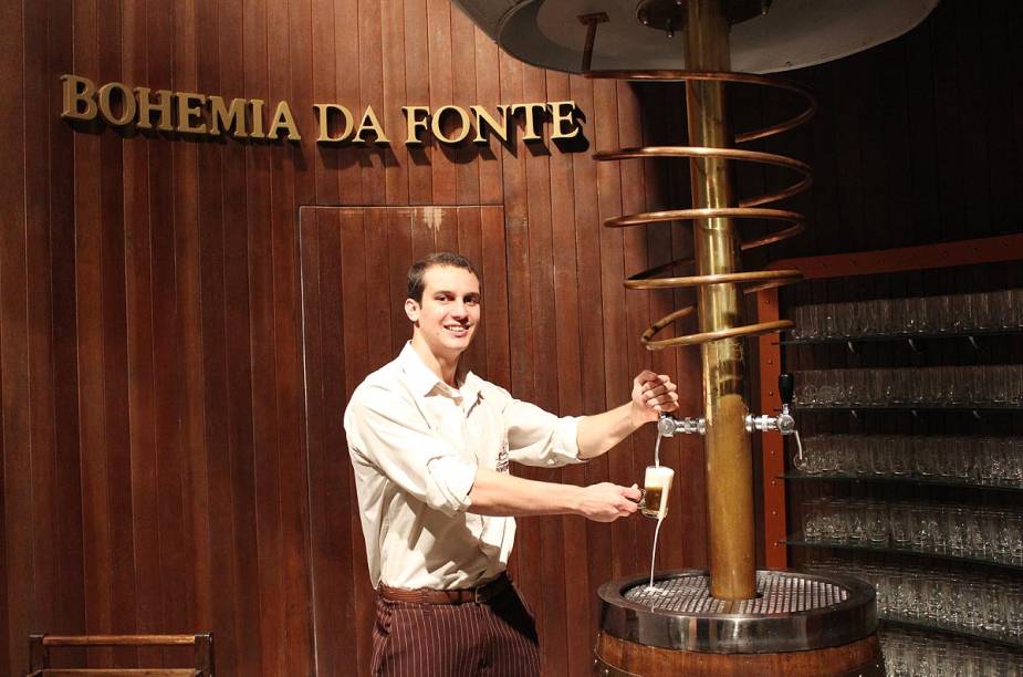 No fim do tour, os visitantes podem degustar cerveja "diretamente da fonte"