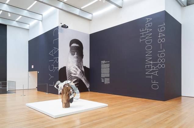 A brasileira Lygia Clark está em evidência no MoMA de Nova York: até o dia 24 de agosto, o museu expõe 300 obras da pintora e escultora