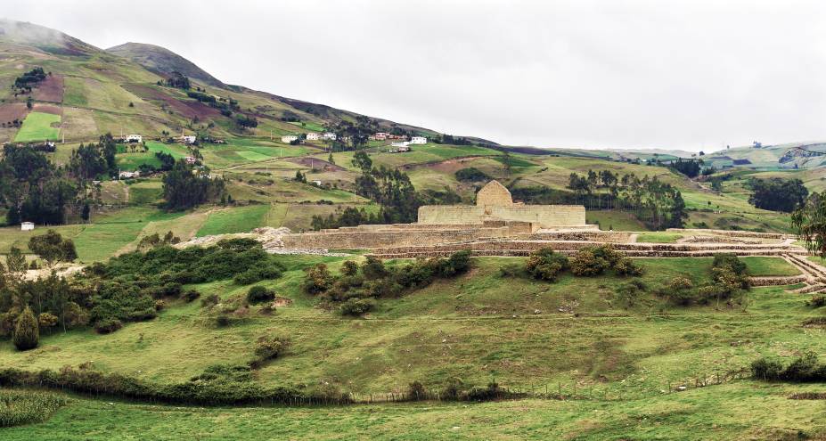 <a href="http:// https://viajeaqui.abril.com.br/materias/ingapirca-e-o-melhor-sitio-arqueologico-do-equador-canari-incas" rel="Ingapirca - Equador" target="_blank"><strong>Ingapirca – Equador</strong></a>    O sítio arqueológico mais bem conservado do Equador fica no fim do Qhapaq Ñan equatorial e está a 90 km de <a href="https://viajeaqui.abril.com.br/materias/passeio-de-trem-equador-abismos-nariz-del-diablo-canion-rio-chanchan" rel="Alausí" target="_blank">Alausí</a>, onde se pega o trem para o cânion Nariz del Diablo. Para chegar caminhando há uma trilha de 40 km que pode ser percorrida em 3 dias por montanhas belíssimas