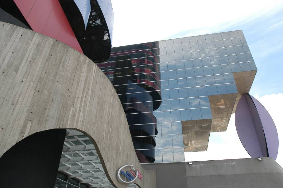 <strong>7. <a href="https://viajeaqui.abril.com.br/estabelecimentos/br-sp-sao-paulo-atracao-instituto-tomie-ohtake" rel="Instituto Tomie Ohtake:" target="_blank">Instituto Tomie Ohtake</a></strong> O arquiteto Ruy Ohtake deixou sua marca em Pinheiros com este prédio cor-de-rosa de formato curioso. Aqui ficam cinco salas de exposições, com programação que abrange artes visuais, design e fotografia <strong>7. <a href="https://viajeaqui.abril.com.br/estabelecimentos/br-sp-sao-paulo-atracao-instituto-tomie-ohtake" rel="Instituto Tomie Ohtake:" target="_blank">Instituto Tomie Ohtake</a></strong> O arquiteto Ruy Ohtake deixou sua marca em Pinheiros com este prédio cor-de-rosa de formato curioso. Aqui ficam cinco salas de exposições, com programação que abrange artes visuais, design e fotografia