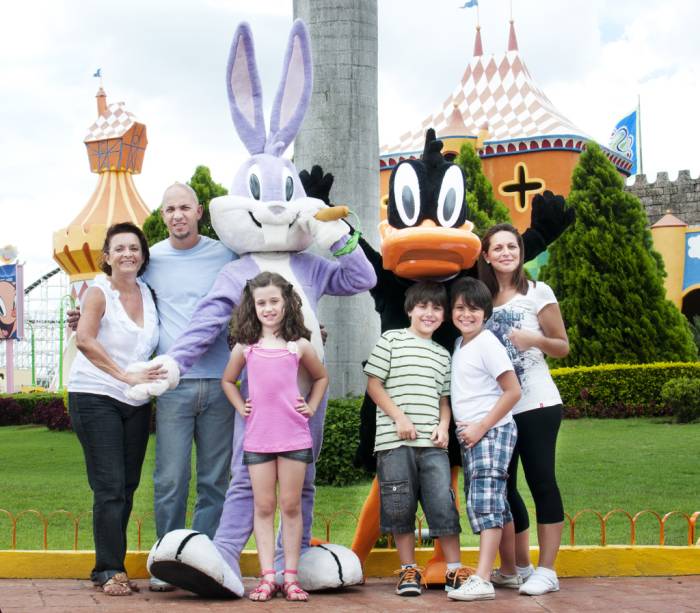 Looney Tunes interagem com o público no Hopi Hari