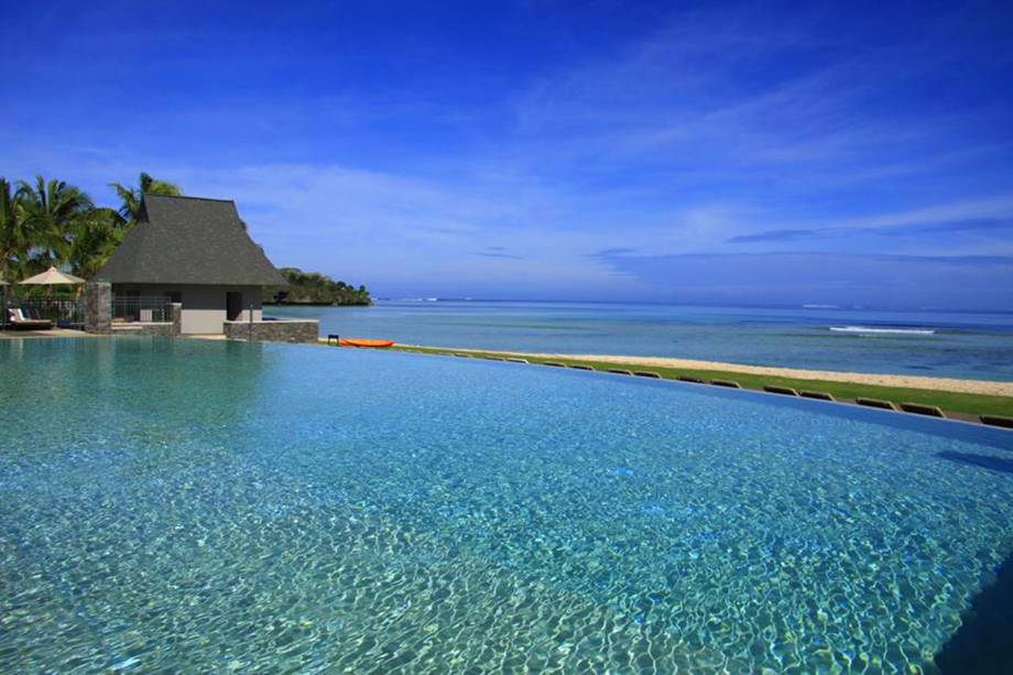 Esse hotel cinco estrelas também abriga campos de golfe e um spa bem completo, perfeito para quem quer relaxar. A piscina dá um belo vislumbre do mar desse lindo conjunto de ilhas, repleto de praias paradisíacas <em><a href="https://www.booking.com/hotel/fj/intercontinental-fiji-golf-resort-spa.pt-br.html?aid=332455&label=viagemabril-as-piscinas-mais-incriveis-do-mundo" target="_blank">Veja os preços do Intercontinental Fiji no Booking.com</a></em> Esse hotel cinco estrelas também abriga campos de golfe e um spa bem completo, perfeito para quem quer relaxar. A piscina dá um belo vislumbre do mar desse lindo conjunto de ilhas, repleto de praias paradisíacas <em><a href="https://www.booking.com/hotel/fj/intercontinental-fiji-golf-resort-spa.pt-br.html?aid=332455&label=viagemabril-as-piscinas-mais-incriveis-do-mundo" target="_blank">Veja os preços do Intercontinental Fiji no Booking.com</a></em>