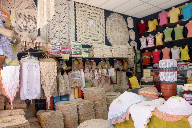 Interior de loja de bordados e crochês, especialidades da cidade