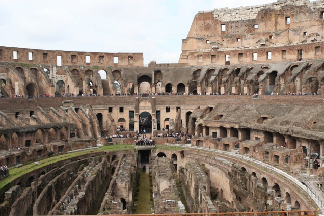 <strong>1. Coliseu: </strong>Com capacidade para 55 mil pessoas, o <strong><a href="https://viajeaqui.abril.com.br/estabelecimentos/italia-roma-atracao-coloseo-coliseu" target="_self">Coliseu </a></strong>foi palco de lutas sangrentas entre gladiadores e animais ferozes