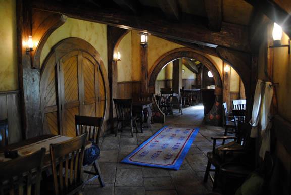 As clássicas portas redondinhas abrem espaço para o mundo de J.R.R. Tolkien