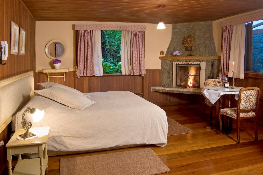 Todos os chalés do hotel Bühler, em Visconde de Mauá, têm varanda, ante-sala, lareira, frigobar, TV a cabo e DVD. 