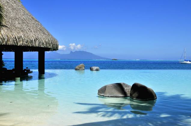 <strong><a href="http://www.booking.com/hotel/pf/intercontinental-tahiti-resort.pt-br.html?aid=332455&label=viagemabril-hoteisflutuantes" rel="Intercontinental Resort Tahiti" target="_blank">Intercontinental Resort Tahiti</a> – Taiti (Polinésia Francesa)</strong>Com apenas 31 bangalôs disponíveis, o Intercontinental Resort Taiti é o lugar ideal para se hospedar e explorar a Polinésia Francesa. 