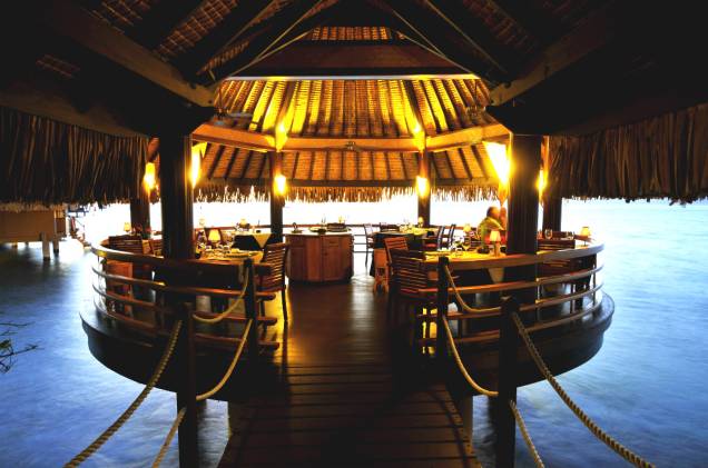 O <a href="http://www.booking.com/hotel/pf/intercontinental-tahiti-resort.pt-br.html?aid=332455&label=viagemabril-hoteisflutuantes" rel="hotel" target="_blank">hotel</a> ainda tem restaurantes flutuantes, bares molhados e até bares com música ao vivo e jantares dançantes, considerados os melhores do Taiti.