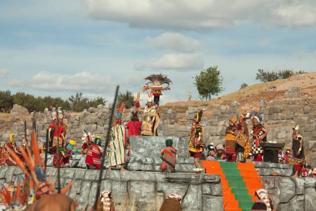 Inti Raymi na Fortaleza de Sacsayhuamán, em Cusco. O percurso em meio às ruínas remete às celebrações de antigamente, com participantes em vestes típicas Inti Raymi na Fortaleza de Sacsayhuamán, em Cusco. O percurso em meio às ruínas remete às celebrações de antigamente, com participantes em vestes típicas
