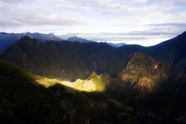 <strong>1. Porta do Sol</strong>    Intipunku, em quéchua, significa Porta do Sol. Depois de três dias de caminhada na Trilha Inca, é deste ponto que os turistas vislumbram Machu Picchu pela primeira vez. Eles procuram chegar à Porta do Sol com a alvorada. Pouco a pouco a cidadela de pedra vai ficando dourada com os primeiros raios de sol. Um espetáculo diário