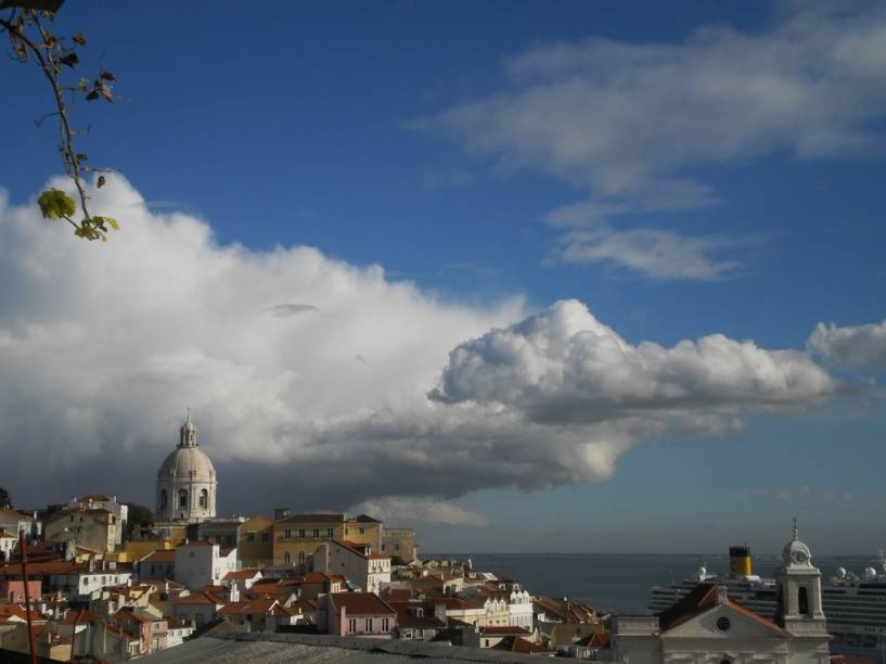 Vista do Tejo a partir da Sé, Lisboa, Portugal