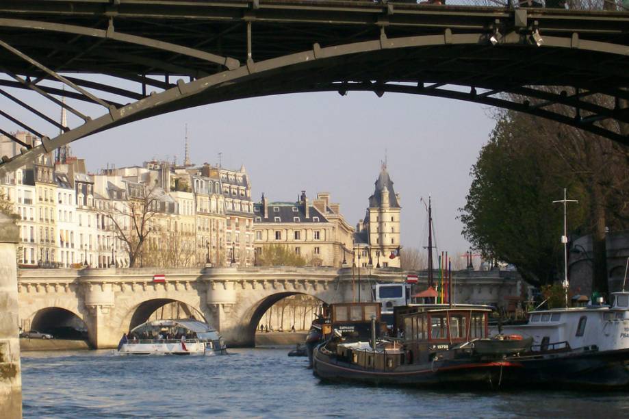 Passeio de barco em Paris, França