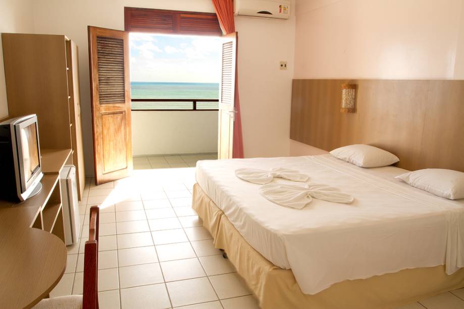 <strong>Sesc Iparana, <a href="https://www.booking.com/searchresults.pt-br.html?aid=332455&sid=923abc2f9580f21ecf645d6d203d26e4&sb=1&src=index&src_elem=sb&error_url=https%3A%2F%2Fwww.booking.com%2Findex.pt-br.html%3Faid%3D332455%3Bsid%3D923abc2f9580f21ecf645d6d203d26e4%3Bsb_price_type%3Dtotal%26%3B&ss=Caucaia%2C+Cear%C3%A1%2C+Brasil&checkin_monthday=&checkin_month=&checkin_year=&checkout_monthday=&checkout_month=&checkout_year=&no_rooms=1&group_adults=2&group_children=0&b_h4u_keep_filters=&from_sf=1&ss_raw=caucaia&ac_position=0&ac_langcode=xb&dest_id=-636556&dest_type=city&place_id_lat=-3.73006&place_id_lon=-38.65931&search_pageview_id=e12e999ddf6b01d3&search_selected=true&search_pageview_id=e12e999ddf6b01d3&ac_suggestion_list_length=5&ac_suggestion_theme_list_length=0" target="_blank" rel="noopener">Caucaia</a>, Ceará</strong> Em frente à Praia de Iparana, a apenas 10 quilômetros do centro de Fortaleza, está localizado o <a href="http://www.sesc-ce.com.br/post_unit/sesc-iparana-hotel-ecologico/" target="_blank" rel="noopener">Sesc Iparana</a>. Os hóspedes podem caminhar em trilhas, visitar a fazendinha ecológica, fazer rapel, acompanhar o trabalho do Centro de Reabilitação de Mamíferos Marinhos, jogar bola no ginásio poliesportivo e depois relaxar na piscina ou descansar no redário do hotel. Onde: Rua José de Alencar, 150, Caucaia - Telefones: (85) 3462-6350 (85) 3318-4900