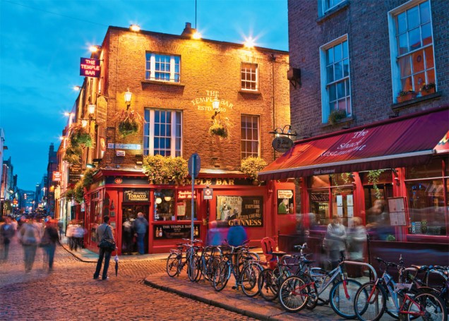 <strong>Dublin, Irlanda</strong> Terra da stout mais conhecida do mundo (na verdade, é uma porter), foi nos pubs de <a href="https://viajeaqui.abril.com.br/cidades/irlanda-dublin">Dublin </a>que ideias sobre a secessão com o Reino Unido vingaram. Um exemplo clássico de que filosofia de bar pode ter resultados bem concretos. Uma das melhores experiências na cidade é visitar a <a href="https://viajeaqui.abril.com.br/estabelecimentos/irlanda-dublin-atracao-guinness-storehouse">Guinness Storehouse</a>, provavelmente a atração turística número um da cidade. Para mais dicas de pubs na cidade, veja a matéria <a href="https://viajeaqui.abril.com.br/materias/bares-em-dublin-sao-patricio-st-patricks#">De Gole em Gole</a> da Viagem e Turismo