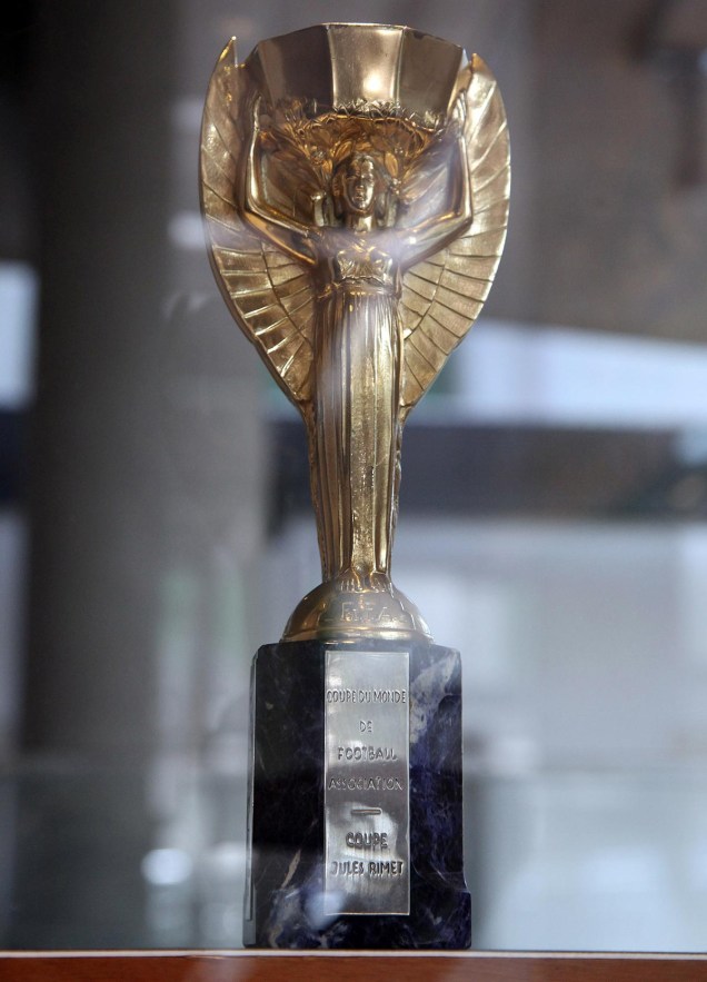 Entre os objetos que relembram a vida de Pelé, está uma réplica da Copa do Mundo - pela seleção brasileira, Pelé foi campeão por três vezes