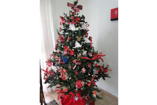 Árvore de Natal montada com enfeites trazidos de viagens da família. Rio Claro (SP)