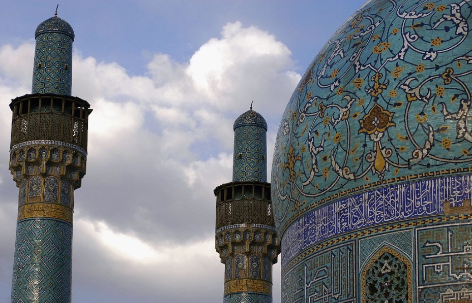 <strong>Mesquita do Xá, Isfahan, Irã</strong>                Importante entreposto comercial no Oriente Médio, houve uma época que Isfahan esteve entre as maiores cidades do planeta. Boa parte de seus maiores símbolos arquitetônicos, como a Grande Mesquita (foto, também conhecida como do Imã ou do Xá), o bazar e o palácio Ali Qapu encontram-se em torno da praça Maidan. Conhecida por seu grande portal flanqueado por minaretes, a mesquita destaca-se por sua elaborada decoração em azulejos