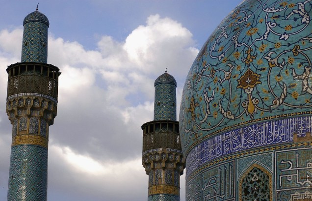 <strong>Mesquita do Xá, Isfahan, Irã</strong>Importante entreposto comercial no Oriente Médio, houve uma época que Isfahan esteve entre as maiores cidades do planeta. Boa parte de seus maiores símbolos arquitetônicos, como a Grande Mesquita (foto, também conhecida como do Imã ou do Xá), o bazar e o palácio Ali Qapu encontram-se em torno da praça Maidan. Conhecida por seu grande portal flanqueado por minaretes, a mesquita destaca-se por sua elaborada decoração em azulejos