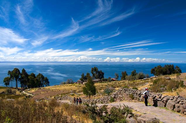 Com uma população de aproximadamente 2200 habitantes, a ilha localizada às margens do Lago Titicaca, na fronteira com a <a href="http://viajeaqui.abril.com.br/paises/bolivia" target="_blank">Bolívia</a>, é cercada por um solo e marcada por um clima favoráveis à prática da agricultura. Anteriormente habitada pelos incas, a região ainda abriga alguns sítios arqueológicos e foi uma das últimas no Peru a ser tomada pelos espanhois durante o século 16. Taquile é, ainda, conhecida pela produção e comercialização de vestimantas tradicionais peruanas tombadas como Patrimônio Cultural da Unesco