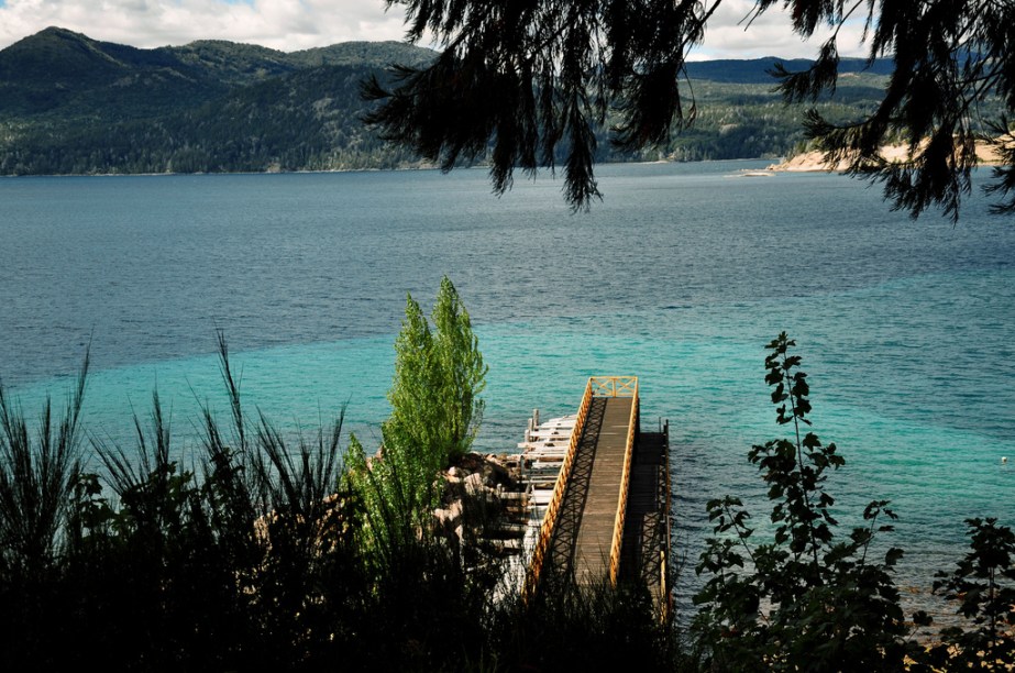 Pier na Isla Victoria, no lago Nahuel Huapi. Por aqui, é possível ver diversas espécies de plantas, arbustos, ciprestes e sequóias