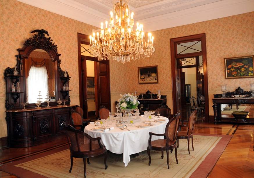 Sala de jantar no Museu Imperial de Petrópolis; é preciso usar pantufas durante a visita aos salões elegantes do interior do museu